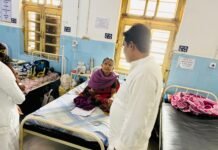 धमतरी विधायक का जिला अस्पताल में औचक निरीक्षण, बेडशीट की कमी दूर करने के दिए निर्देश