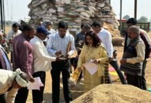 प्रभारी सचिव ने जिले के विभिन्न धान उपार्जन केंद्रों का किया निरीक्षण