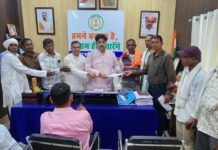 डुबान प्रभावित आदिवासी कृषकों ने एसआईआर में शामिल करने महापौर को सौंपा ज्ञापन
