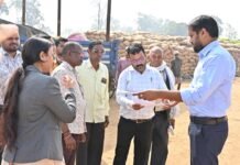 धान खरीदी प्रक्रिया का कलेक्टर श्री मिश्रा ने लिया जायज़ा, किसानों से की सीधे बातचीत