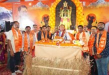 डिस्ट्रिक्ट मीडिया क्लब के सदस्यों ने पं आचार्य अतुल कृष्ण महाराज से आशीर्वाद प्राप्त किया