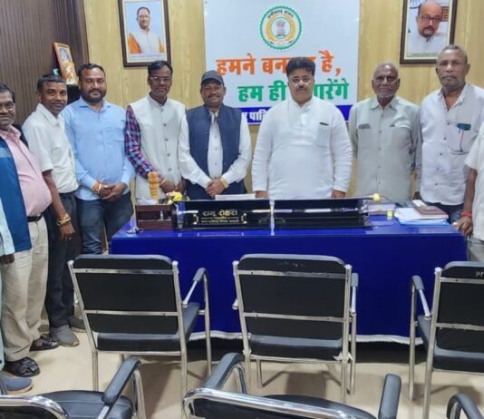 महापौर रामू रोहरा जी से सौजन्य भेंट किया छत्तीसगढ़ धीवर समाज महासभा के प्रदेश अध्यक्ष सुरेश धीवर एवं उनकी पूरी टीम ने