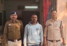 जिला बदर आरोपी सागर ढीमर धमतरी में चाकू लहराते रंगेहाथ गिरफ्तार