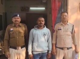 जिला बदर आरोपी सागर ढीमर धमतरी में चाकू लहराते रंगेहाथ गिरफ्तार