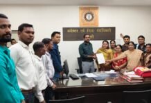 कांग्रेस ने किसानो की समस्या को लेकर कलेक्टर को सौपा ज्ञापन, चूहे का पिंजरा लेकर किया प्रदर्शन।