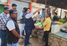 धमतरी में आमजन को बड़ी राहत: बाज़ारों व मंदिरों के बाहर लगेंगे पंखों वाले शेड