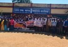 एसपी धमतरी के निर्देश पर नगरी पुलिस का जागरूकता अभियान – छात्रों को यातायात सुरक्षा, नशा मुक्ति व सायबर ठगी से किया गया अवगत