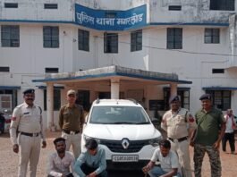 मगरलोड में धमतरी पुलिस की बड़ी कार्रवाई: 706 पौवा अवैध शराब सहित कार जब्त, तीन तस्कर गिरफ्तार