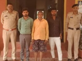 धमतरी पुलिस द्वारा ग्राम जोरातराई हाई स्कूल के पीछे जुआ खेल रहे 03 और जुआरी के विरुद्ध की गई वैधानिक कार्यवाही