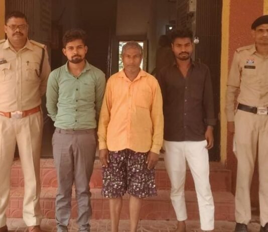धमतरी पुलिस द्वारा ग्राम जोरातराई हाई स्कूल के पीछे जुआ खेल रहे 03 और जुआरी के विरुद्ध की गई वैधानिक कार्यवाही