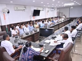 धान उठाव एवं मिलिंग कार्य में तेजी लाने कलेक्टर ने की राइस मिलर्स के साथ समीक्षा बैठक