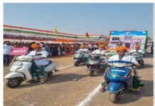 स्कूटी दीदी : आत्मनिर्भरता की राह पर बढ़ता धमतरी