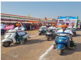 स्कूटी दीदी : आत्मनिर्भरता की राह पर बढ़ता धमतरी