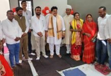 गृह प्रवेश समारोह में शामिल हुए महापौर रामू रोहरा, दी शुभकामनाएं