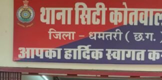 रत्नाबांधा भट्ठी रोड पर चाकू से दहशत फैलाने वाला जिला बदर आरोपी धमतरी पुलिस की घेराबंदी में गिरफ्तार