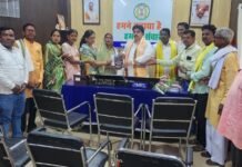 आदिवासी संस्कृति के संरक्षण हेतु म्युजियम निर्माण की मांग, महापौर को सौंपा ज्ञापन