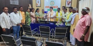 आदिवासी संस्कृति के संरक्षण हेतु म्युजियम निर्माण की मांग, महापौर को सौंपा ज्ञापन