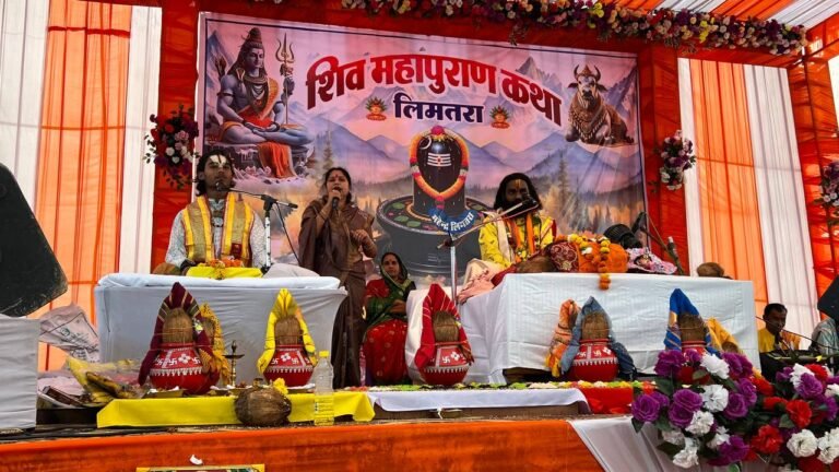 ग्राम लिमतरा में आयोजित शिव महापुराण कथा में कथा श्रवण करने पहुंची भाजपा प्रदेश उपाध्यक्ष श्रीमती रंजना डीपेंद्र साहू