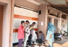 बकाया कर वसूली के लिए धमतरी निगम की सख्त कार्रवाई, 6 दुकानों को किया गया सील