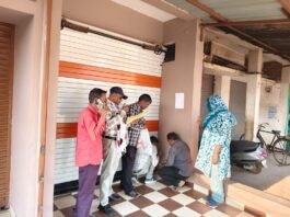 बकाया कर वसूली के लिए धमतरी निगम की सख्त कार्रवाई, 6 दुकानों को किया गया सील