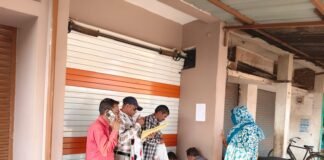 बकाया कर वसूली के लिए धमतरी निगम की सख्त कार्रवाई, 6 दुकानों को किया गया सील