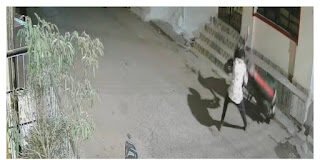 आधी रात युवक का आतंक, सड़क पर खड़ी गाड़ियों में की तोड़फोड़, CCTV में कैद पूरी करतूत