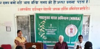 दृष्टिबाधित दिव्यांग कलाकार ओमन सिन्हा ने गीत-संगीत के माध्यम से दिया नशा मुक्ति का संदेश