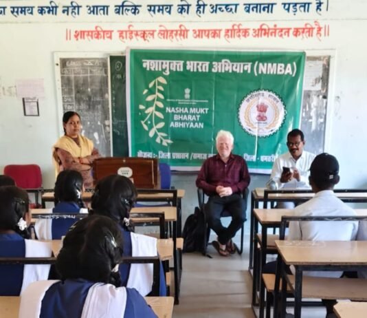 दृष्टिबाधित दिव्यांग कलाकार ओमन सिन्हा ने गीत-संगीत के माध्यम से दिया नशा मुक्ति का संदेश