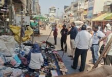 धमतरी में निगम की बड़ी कार्रवाई: बालक चौक कांप्लेक्स के सामने अतिक्रमण हटाया, जूता-चप्पल व फल ठेले का सामान जब्त