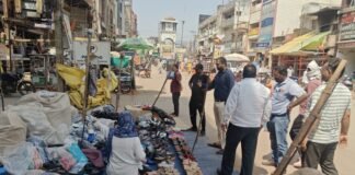 धमतरी में निगम की बड़ी कार्रवाई: बालक चौक कांप्लेक्स के सामने अतिक्रमण हटाया, जूता-चप्पल व फल ठेले का सामान जब्त