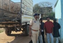 धमतरी में पुलिस की बड़ी कार्रवाई: दो कबाड़ी दुकानों पर छापा, 1430 किलो संदिग्ध लोहा-टीन जब्त, दो आरोपी गिरफ्तार