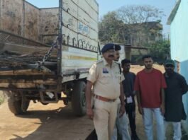 धमतरी में पुलिस की बड़ी कार्रवाई: दो कबाड़ी दुकानों पर छापा, 1430 किलो संदिग्ध लोहा-टीन जब्त, दो आरोपी गिरफ्तार