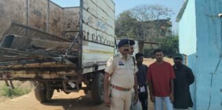 धमतरी में पुलिस की बड़ी कार्रवाई: दो कबाड़ी दुकानों पर छापा, 1430 किलो संदिग्ध लोहा-टीन जब्त, दो आरोपी गिरफ्तार