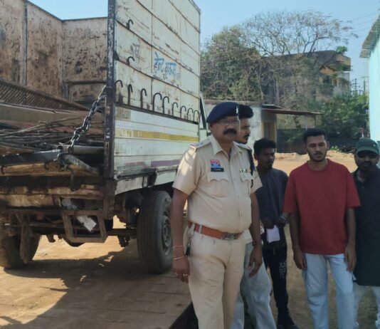 धमतरी में पुलिस की बड़ी कार्रवाई: दो कबाड़ी दुकानों पर छापा, 1430 किलो संदिग्ध लोहा-टीन जब्त, दो आरोपी गिरफ्तार