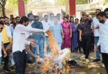 घरेलू गैस सिलेंडर के दाम बढ़ने पर कांग्रेस का प्रदर्शन, प्रधानमंत्री का किया पुतला दहन