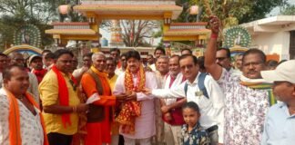 चार बसो में सवार होकर धीवर समाज के 200 लोग लव – कुश की जन्म स्थली का दर्शन करने तुरतुरिया धाम गए