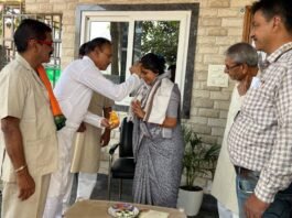 ब्राह्मण समाज धमतरी ने रंजना डीपेंद्र साहू से की सौजन्य भेंट, तिलक लगाकर दी होली की बधाई