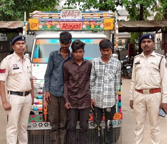 धमतरी पुलिस की मुस्तैदी से नवागांव स्थित मोती वस्त्रालय में हुई चोरी का खुलासा, अंतर्राज्यीय चोर गिरोह का पर्दाफाश