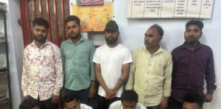 शराब दुकान के पीछे जुआ खेल रहे 09 जुआरी धमतरी पुलिस के हत्थे चढ़े