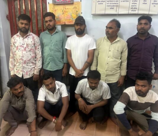 शराब दुकान के पीछे जुआ खेल रहे 09 जुआरी धमतरी पुलिस के हत्थे चढ़े