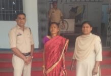 अवैध शराब बिक्री एवं परिवहन पर धमतरी पुलिस ने कसा सिकंजा : ग्राम बोडरा चण्डी मंदिर के पास अवैध शराब के साथ आरोपिया महिला गिरफ्तार