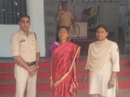 अवैध शराब बिक्री एवं परिवहन पर धमतरी पुलिस ने कसा सिकंजा : ग्राम बोडरा चण्डी मंदिर के पास अवैध शराब के साथ आरोपिया महिला गिरफ्तार
