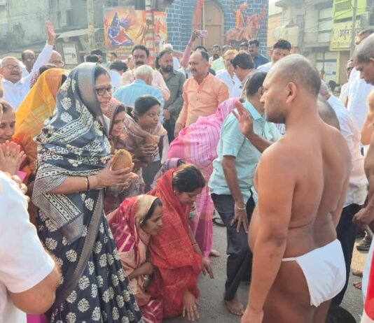 धमतरी में जैन मुनियों का हुआ मंगल प्रवेश,भाजपा प्रदेश उपाध्यक्ष रंजना साहू ने शामिल होकर लिया आशीर्वाद