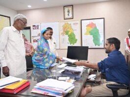 कलेक्टर ने जनदर्शन में सुनीं लोगों की मांग, समस्या और शिकायतें