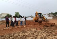 गोकुलपुर में अवैध प्लॉटिंग पर बड़ी कार्रवाई, सड़क निर्माण ध्वस्त कर सामग्री जब्त