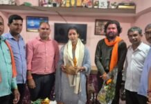 कंडेल की बेटी हिमांगिनी साहू का BSF में चयन, डीपेंद्र साहू ने घर पहुंचकर किया सम्मान