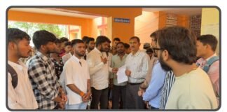 छात्रसंघ चुनाव बहाली को लेकर NSUI का जिला भर में प्रदर्शन, पीजी कॉलेज धमतरी में हंगामा NSUI protest in Dhamtari student union election demand