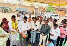 धमतरी विधायक ओंकार साहू ग्राम छाती में शेड निर्माण कार्य के भूमिपूजन कार्यक्रम में शामिल हुए