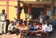 भखारा में जुआ के विरुद्ध कार्यवाही – 52 पत्ती ताश से जुआ खेलते 8 जुआरी गिरफ्तार