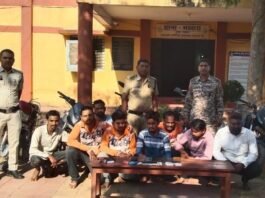 भखारा में जुआ के विरुद्ध कार्यवाही – 52 पत्ती ताश से जुआ खेलते 8 जुआरी गिरफ्तार